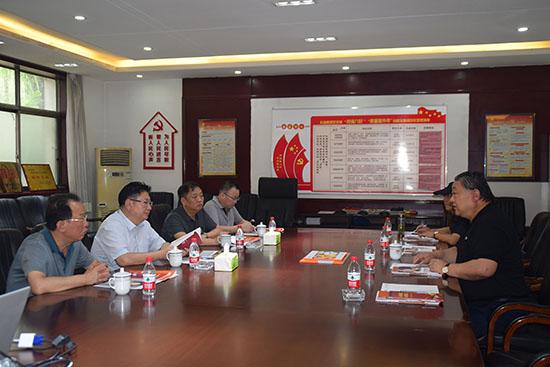 臨汾市市場(chǎng)監(jiān)督管理局局長(zhǎng)、非公企業(yè)黨委書記張東紅<br>在科海集團(tuán)調(diào)研非公黨建工作
